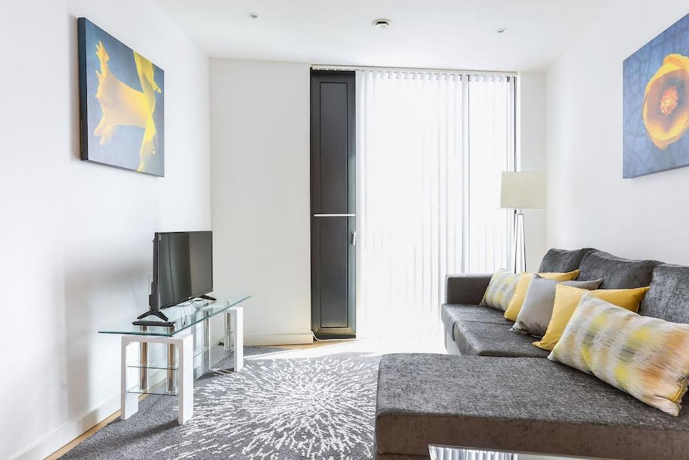 هاي ليفينج كوزي فلات نكست تو زون 1