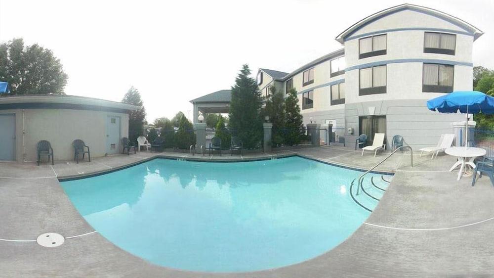 كومفورت إن آند سويتس بيتشتري كورنرز حمام سباحة مكشوف