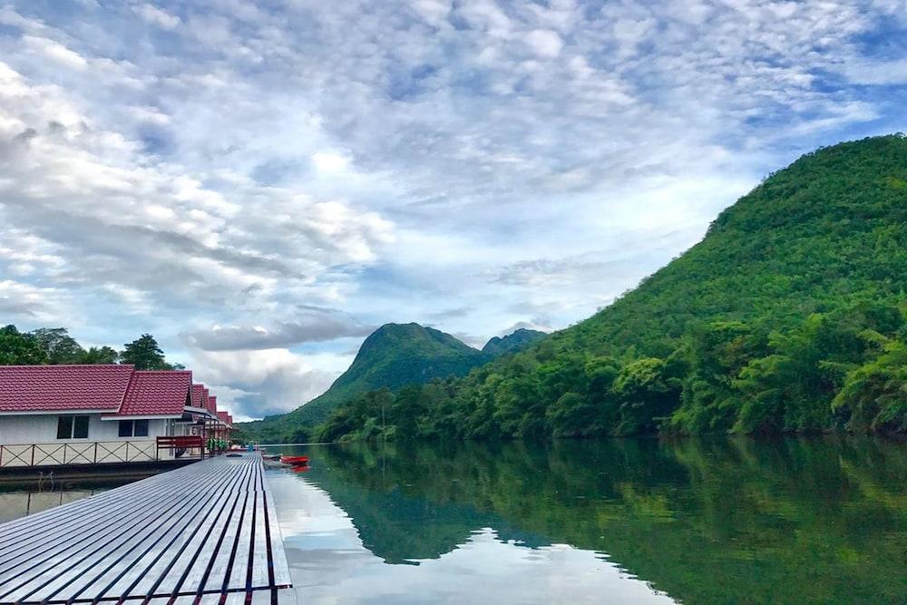 Naphatphorn Resort Exterior