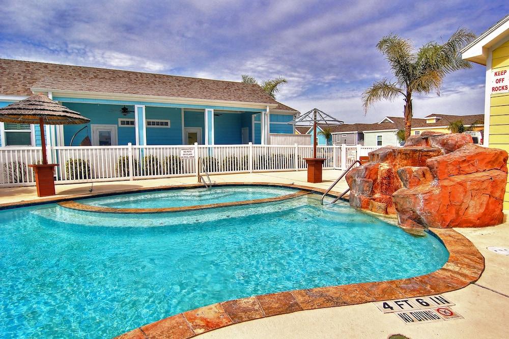 Hemingway House 3 Bedroom Condo by RedAwning