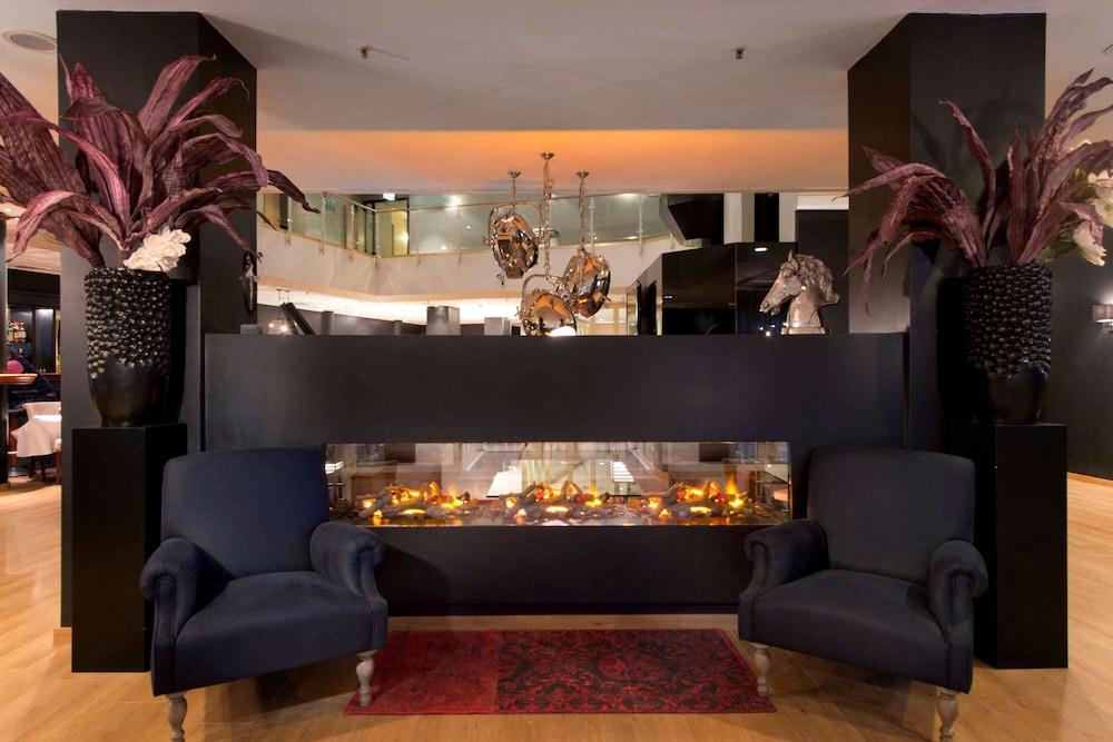 Wyndham Hannover Atrium Lobby