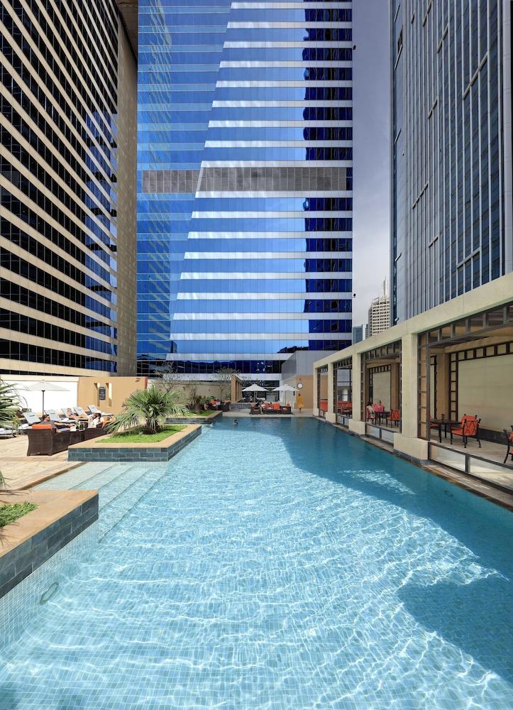فندق ذي إيتش، دبي - Outdoor Pool