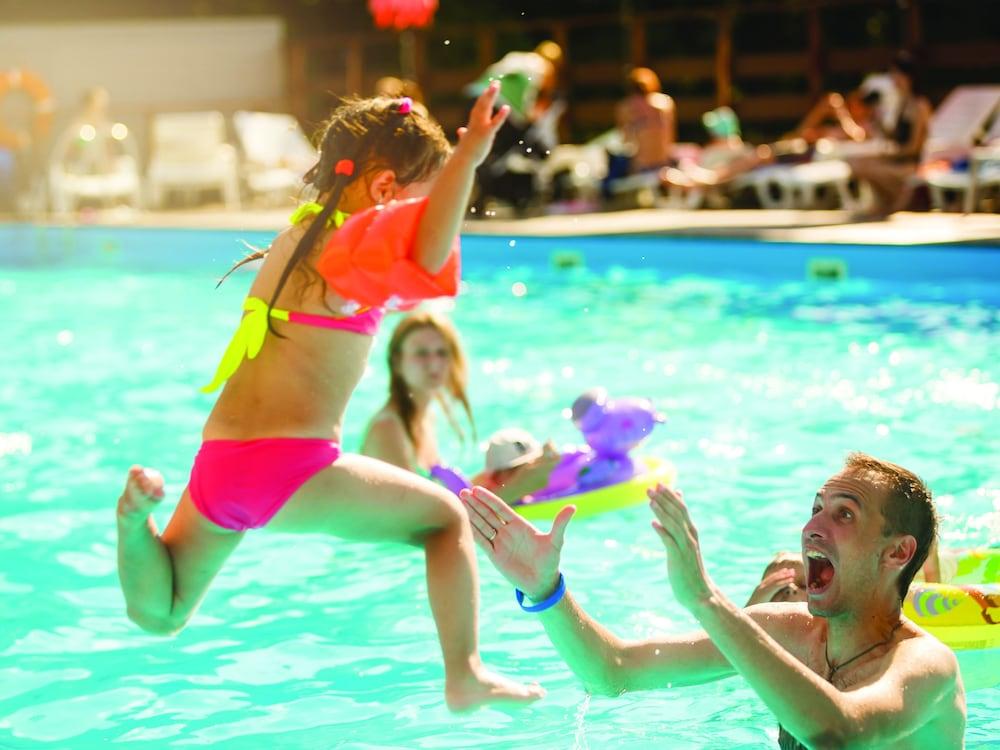 Hilton Kuwait Resort - Outdoor Pool