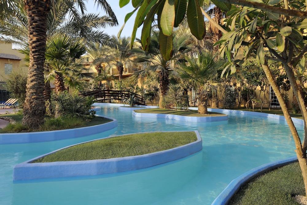 Mövenpick Hotel Kuwait - Outdoor Pool