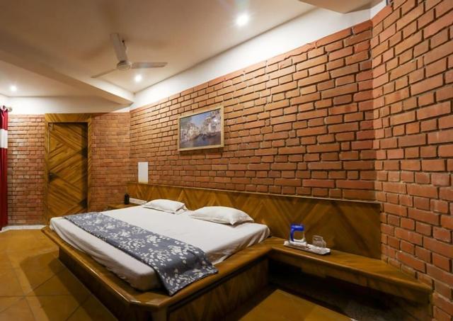 وايت ترينجل باي جوي سويتس