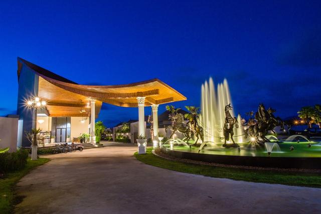 جولد شاريوت بول فيلا