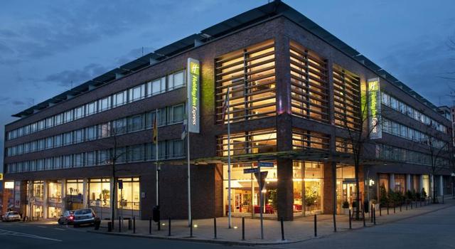 إيسين سيتي سويتس