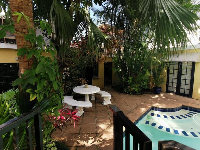 مادلاين جروف بد آند بريكفاست