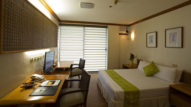 يوجينو لوبيز سنتر