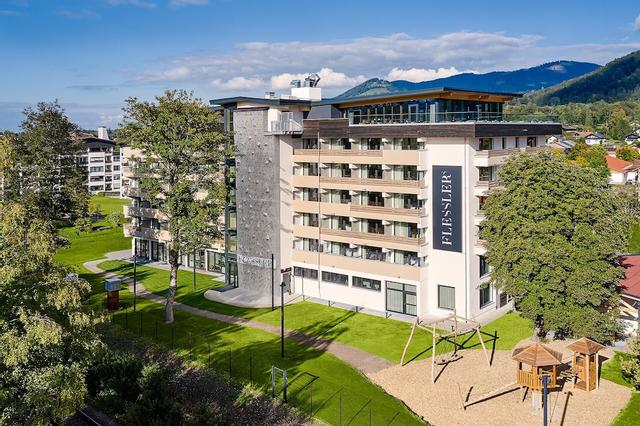 فليسلرز لينج جريز، إيه تريبوت بورتفوليو هوتل