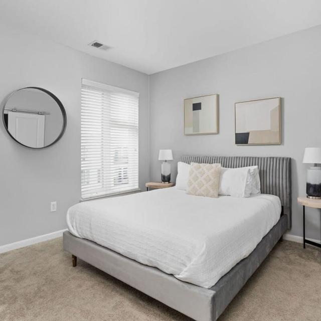 كوزي سويتس ال رومي 1بد روم مونومنت سيركل إندي